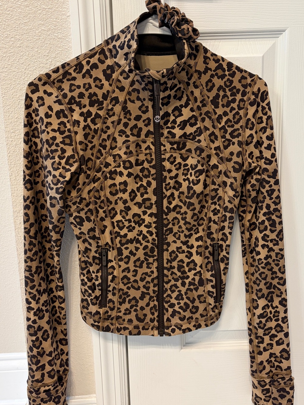 Lululemon Cropped Define Jacket 4 Leopard with matching Scrunchie - Picture 2 of 9